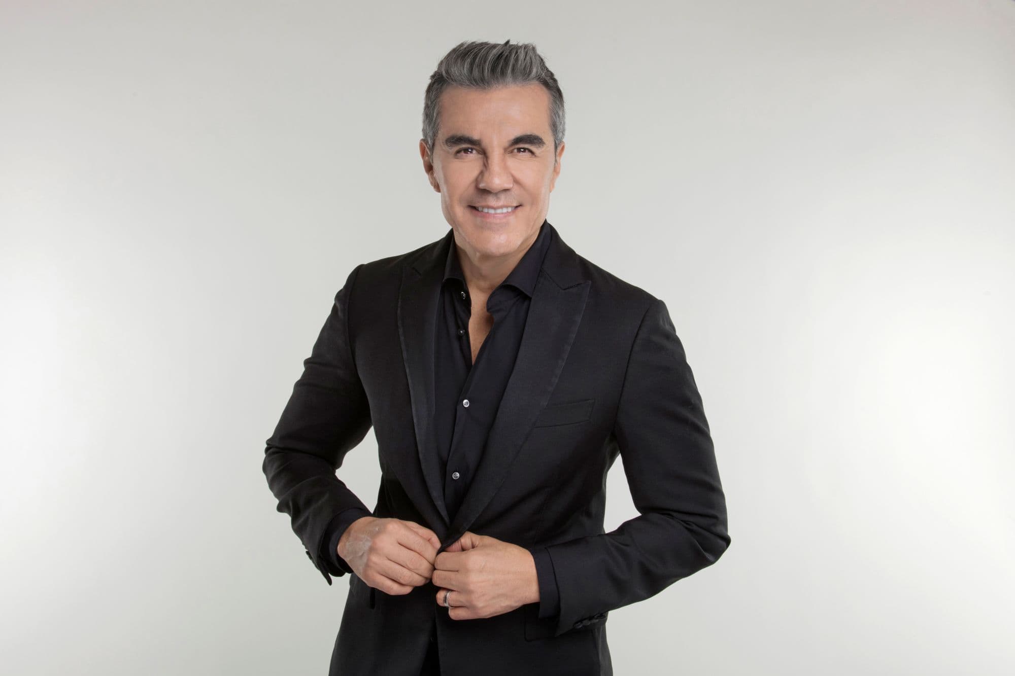 Adrian Uribe: 50 y Pico Tour